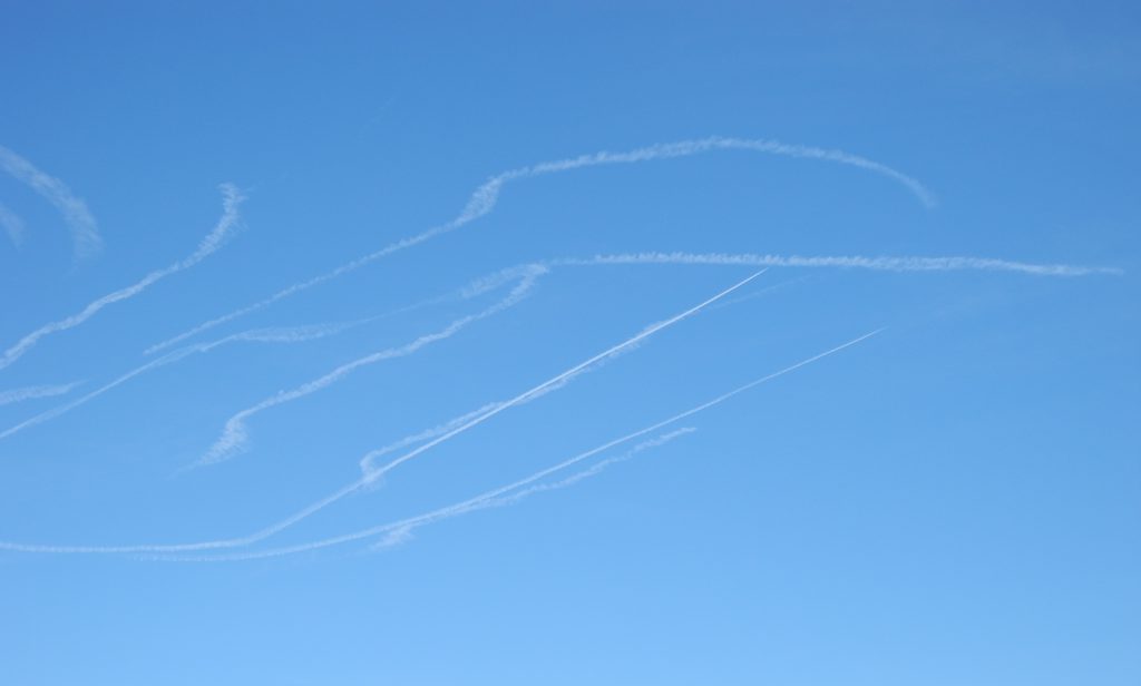 澄み渡った青空に描かれた飛行機雲。最新戦闘機による「ドックファイト」」訓練でもしているのだろうか。ちなみに、雲が描かれてゆく速さは、あきらかにジェット旅客機のその比ではない。 
